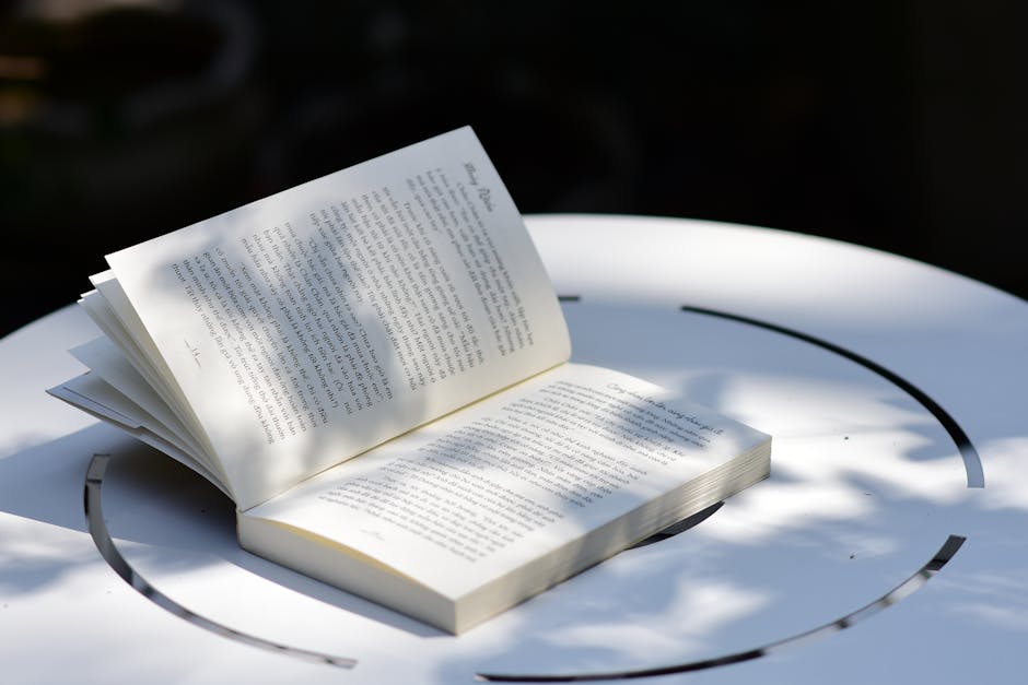 Círculo de lectura con luz cálida y libros sobre mesa